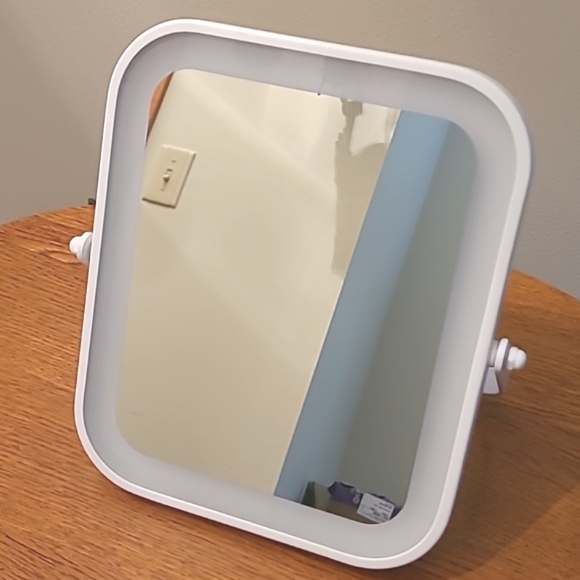 Makeup Vanity Mirror - Picture 2 of 5